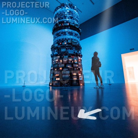 Valgustatud poomi prožektor maapinnal