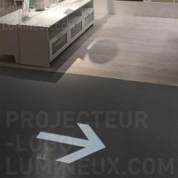 Proiezione della freccia di luce sul terreno come negozio Ikea