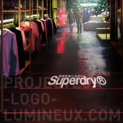 Proyector iluminado con el logotipo de la tienda