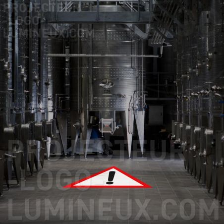 Luce di emergenza proiettando un pannello sul terreno