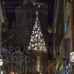 Proyección de un árbol de Navidad luminoso en un edificio