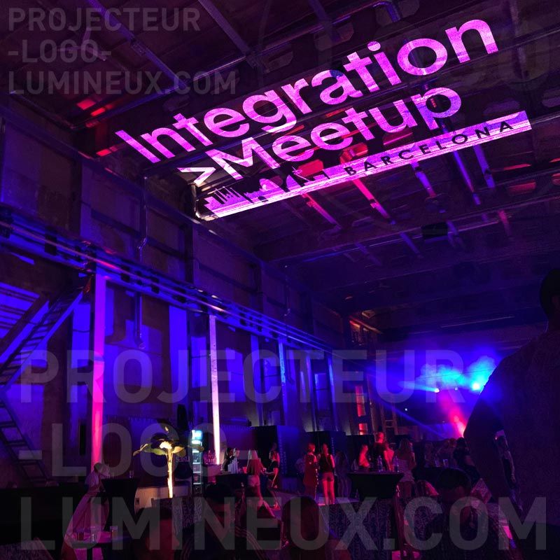 Projection logo lumineux soirée entreprise pour brander rapidement