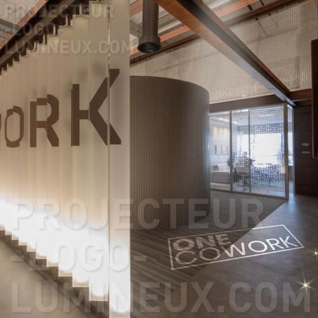 Projection logo lumineux au sol accueil coworking