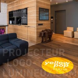 Projection logo lumineux sol accueil bureau