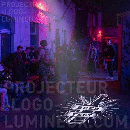 Logo lumineux bar projeté au sol sur le trottoir