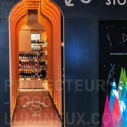 Logo lumineux projeté au sol entrée magasin