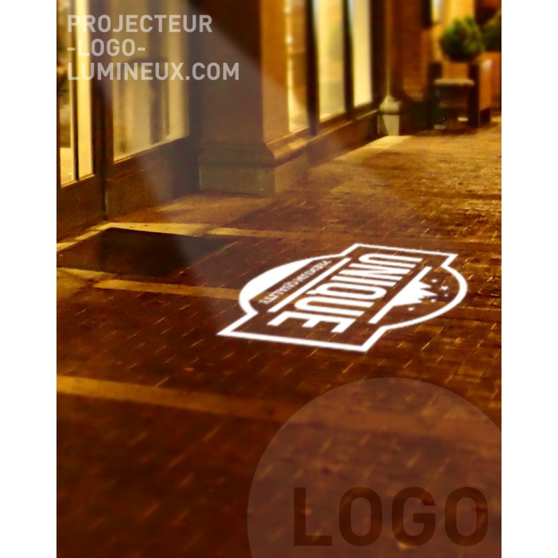 Projecteur enseigne logo lumineux extérieur sur sol, trottoir à ...