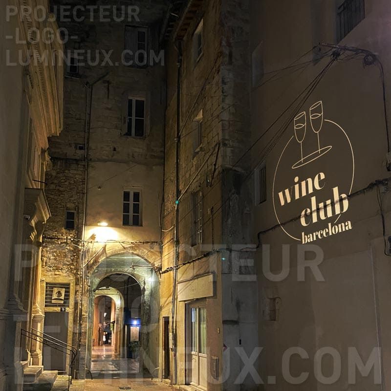 Projection logo lumineux sur mur pour restaurant et bar