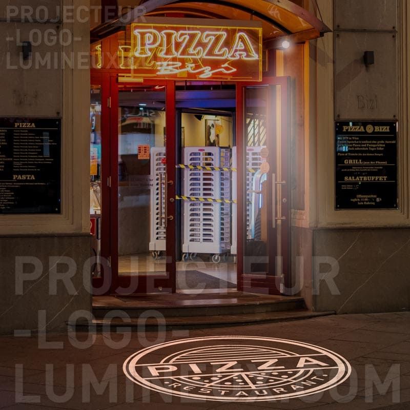 Publicité lumineuse projetée au sol rue pour Restaurant Pizzeria