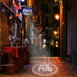 Proiezione logo illuminata per bar e pub