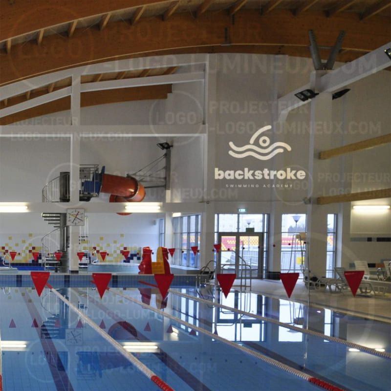 Proiezione del logo della piscina illuminata