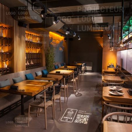 Código QR iluminado en el suelo para descargar el menú y el menú del restaurante