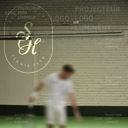 Projection logo lumineux terrain de tennis