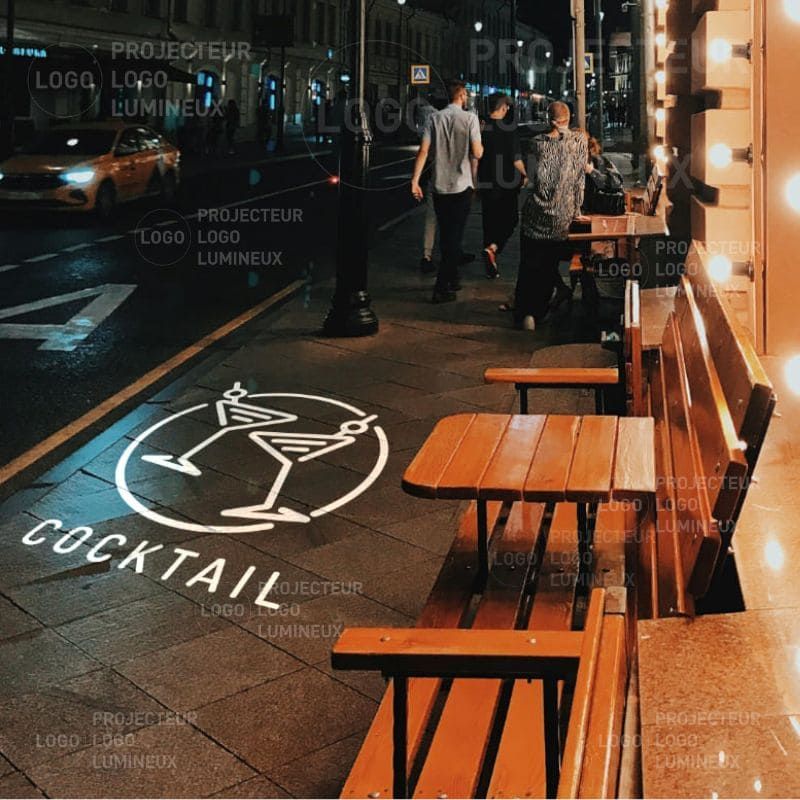 Publicité lumineuse cocktail projetée sur trottoir pour bar et restaurant Publicité lumineuse cocktail projetée sur trottoir pour bar et restaurant