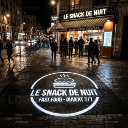 Projecteur de logo lumineux sur trottoir pour snack et épicerie de nuit