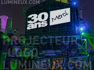 Projection lumineuse mot merci sur façade extérieur