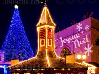 Illumination de Noël par projections lumineuses sur façade