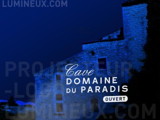 Projection logo lumineux façade extérieure cave à vins