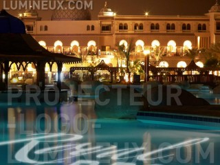 Projection logo lumineux sur piscine